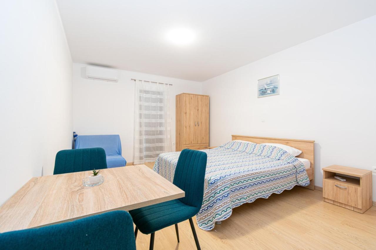 Apartments By The Sea Mandre, Pag - 3084 コラン エクステリア 写真