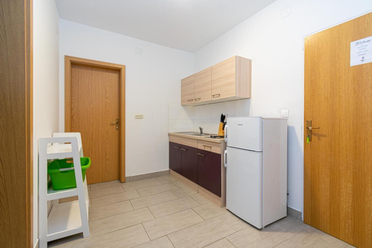 Apartments By The Sea Mandre, Pag - 3084 コラン エクステリア 写真
