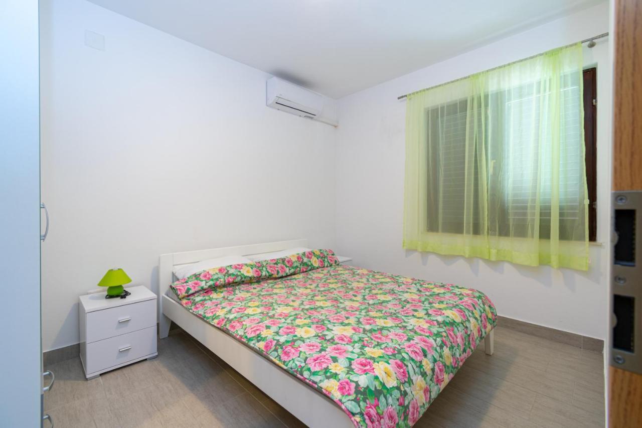Apartments By The Sea Mandre, Pag - 3084 コラン エクステリア 写真